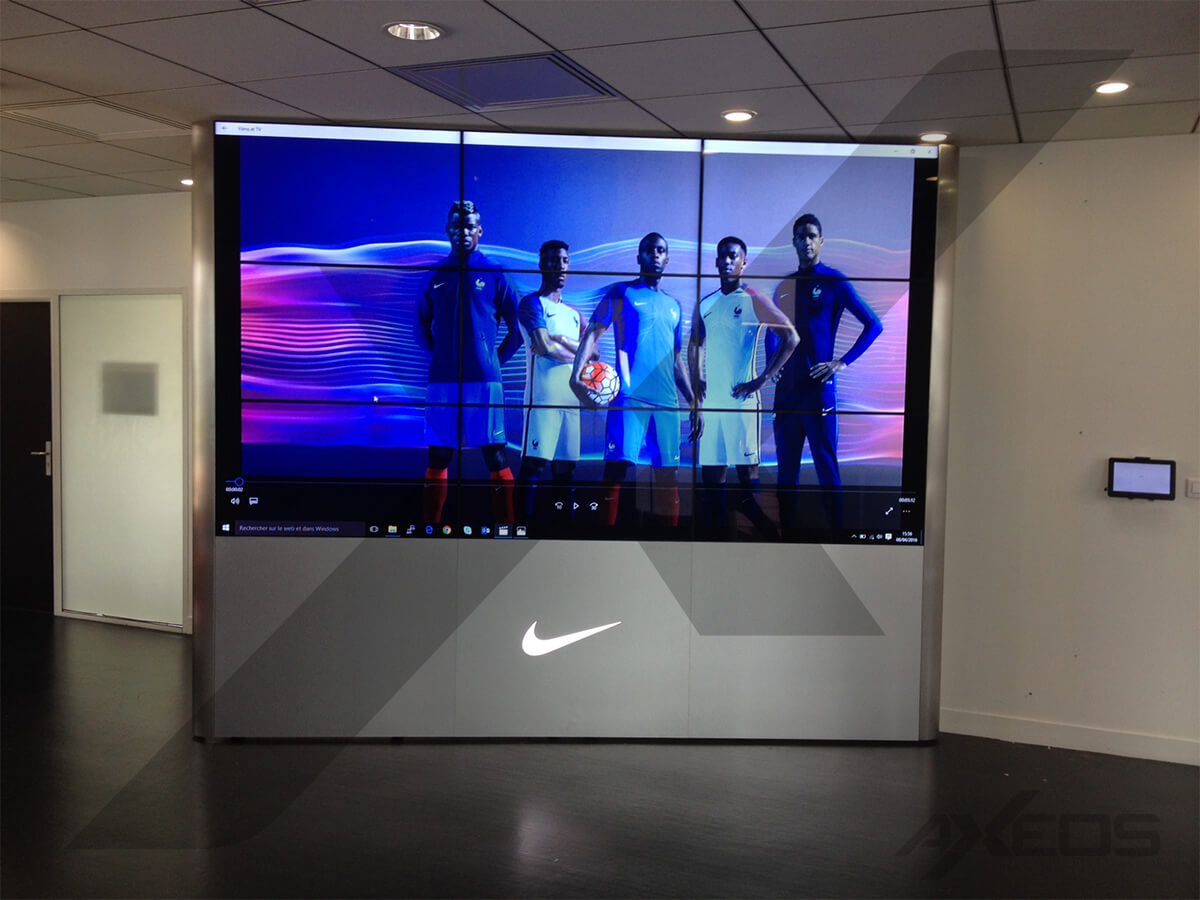 Hinged video wall 9 screens - Nike - AXEOS