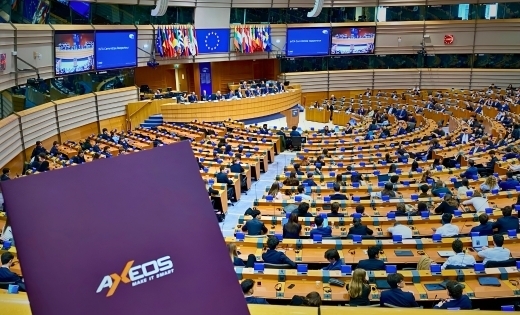 Parlement européen à Bruxelles : un pupitre sur mesure mobile, accessible et sobre